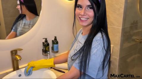 Показала большие сиськи своему брату