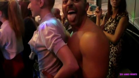 Веселые женщины наслаждаются компанией стриптизеров