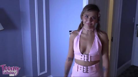 Парень ебет свою подругу стоящую раком на постели