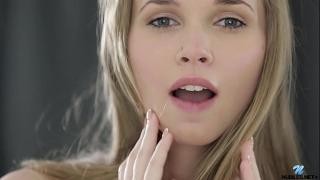 Страстная мастурбация со сквиртом