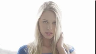 Мать до оргазма дразнит пальцами пизду