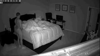 Очкастой толстушке мужчина делает массаж