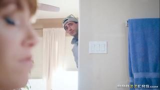 Порно звёзды занимаются сексом сося член и трахаясь в жопу