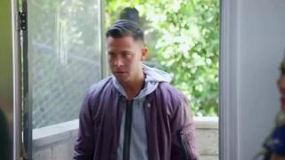 Мужчина трахает в жопу подругу в ретузах