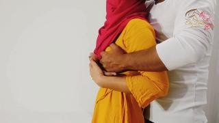 Парень выебал зрелую брюнетку в анал и кончил в попку