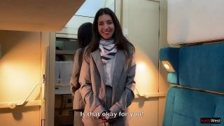 Парень лижет у брюнетки письку и в ней ковыряется