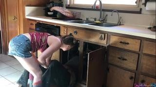 Бородатый мужик лижет задницу у любимой брюнетки