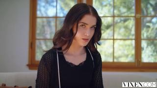 Любитель домашнего секса трахается на кровати