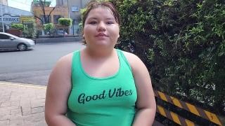 Друзья с сисястой красоткой устроили межрасовую групповуху