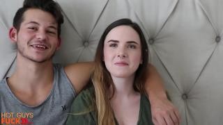 Молодая дамочка занимается оральным сексом со своим парнем, после того как он увидел ее обнаженное тело