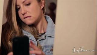 Красивая негритянка на улице делает минет