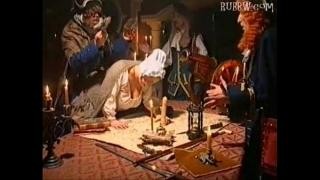 Молоденькая шлюшка делает минет мужикам