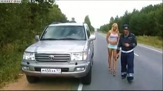 Парень грубо заставил брюнетку делать ему минет