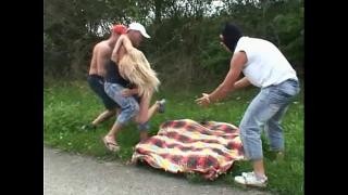 Азиатка разделась наголо и стала делать минет своему любимому