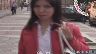 Девица ковыряясь во влагалище мастурбирует себя