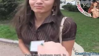 Девица себя мастурбирует и сует в анал игрушку