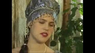 Девица по шла на кастинг и мастурбирует сидя на диване