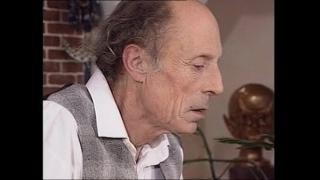 Юная девченка сосет игрушку член и мастурбирует