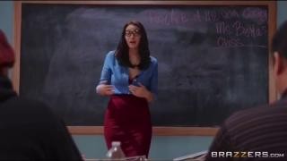 Сисястая брюнетка мастурбирует стоя