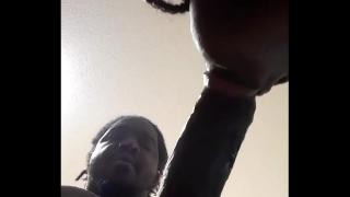 Красотка на присядках себя мастурбирует