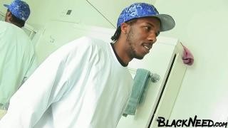 Девица в маске лежит и мастурбирует