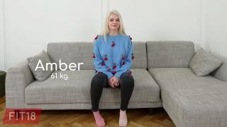 Блондинка на постели занимается мастурбацией