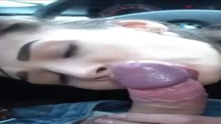 Брюнетка снимает себя как мастурбирует и делает минет