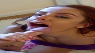 В доме на постели девица делает минет своему любимому